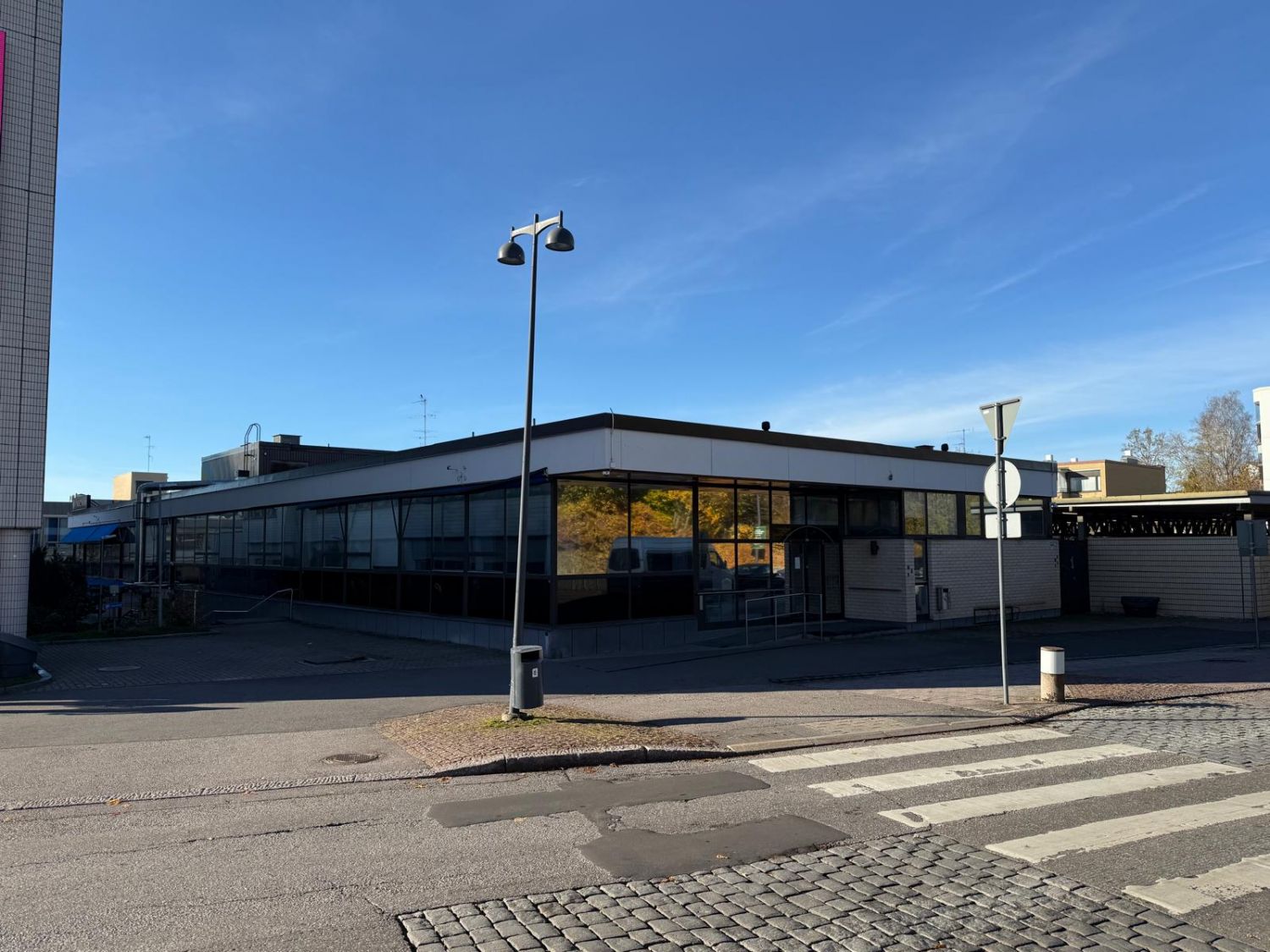 Näkyvällä hyvällä liikepaikalla Järvenpään ydinkeskustassa 110 m rautiatieasemalta toimisto-/liiketilaa 320 - 653 m2. Ky...