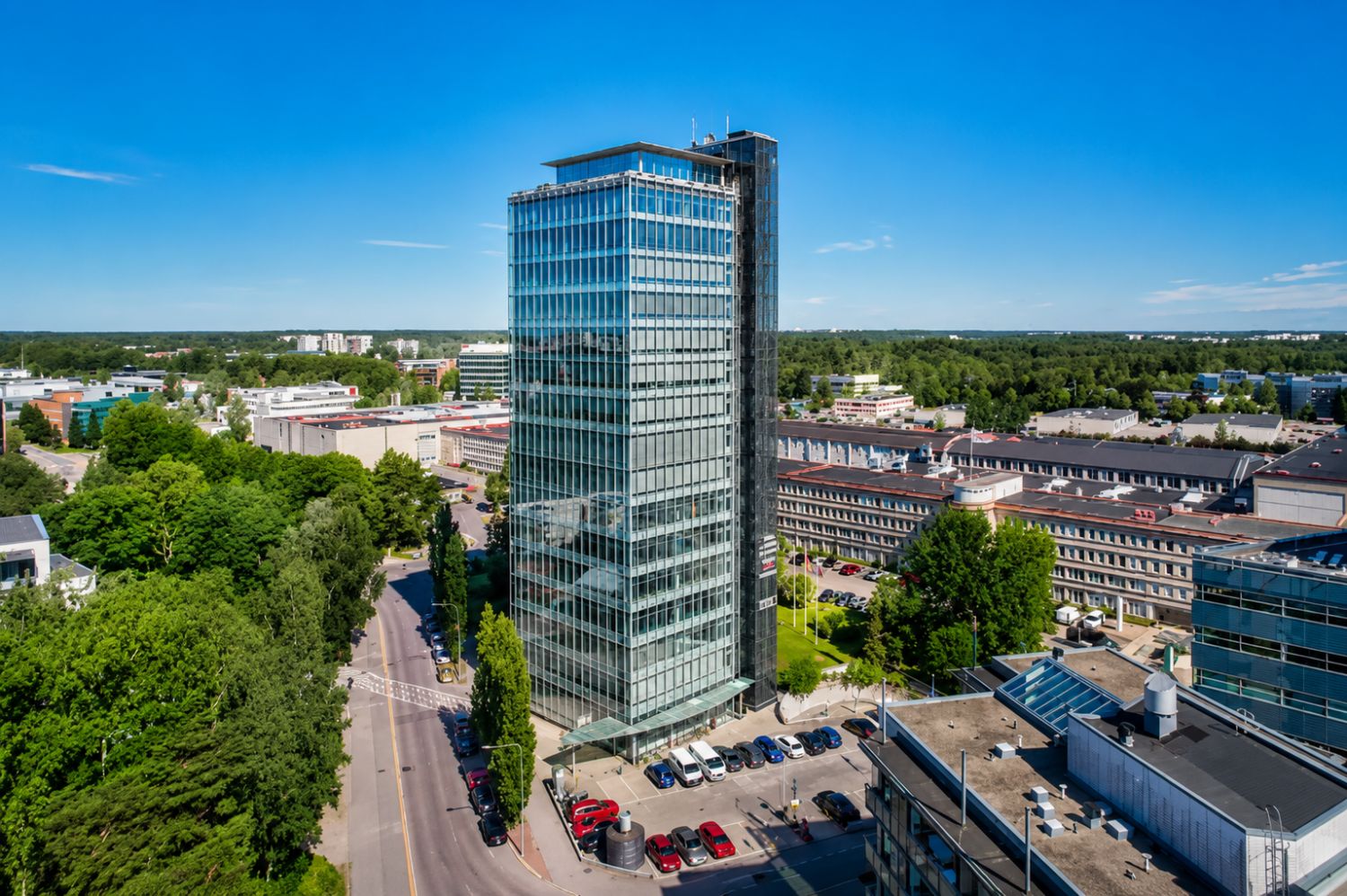Pit&auml;j&auml;nm&auml;en ytimess&auml;, Helsingin l&auml;nsilaidalla kohoaa Pitsku Tower: 17-kerroksinen toimistoto...