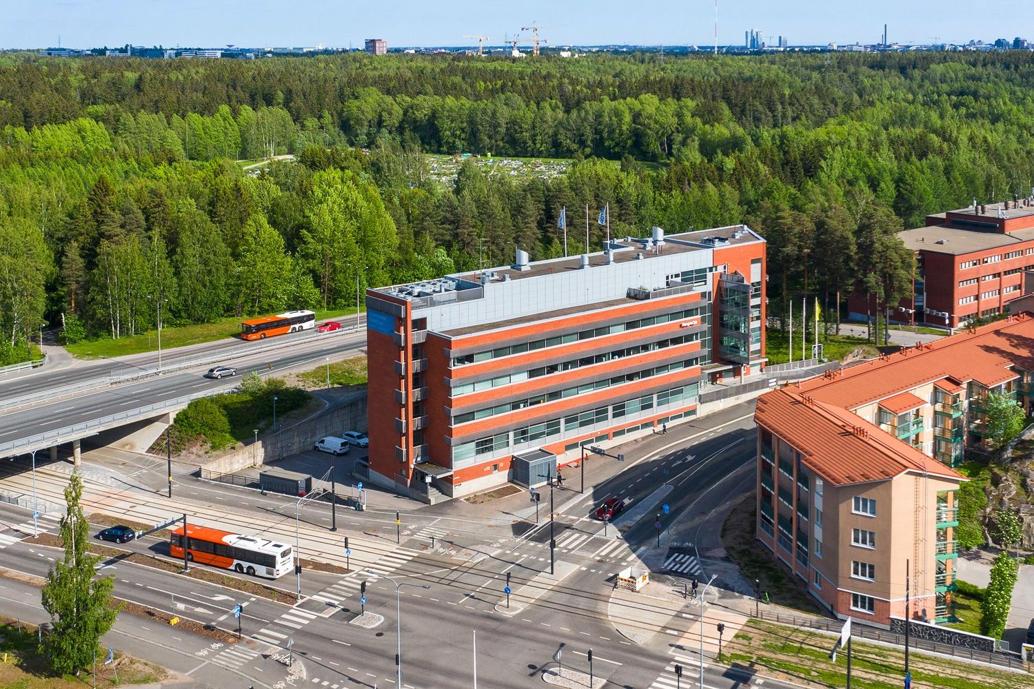 Pohjois-Haagassa, Raide-Jokerin varrella sijaitseva moderni toimistotalo tarjoaa n&auml;kyv&auml;n, helposti saavutet...