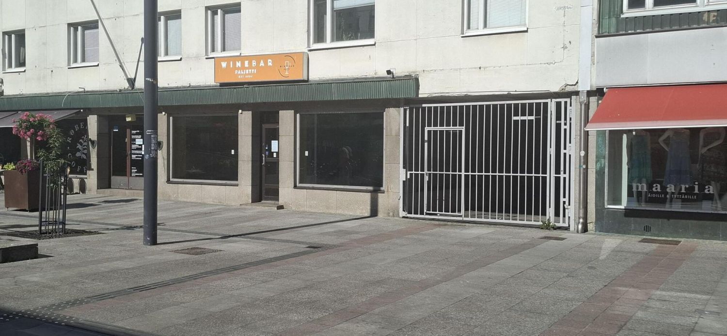 Oulun ydin Keskustassa, parhaimmilla paikoilla vuokrattavana hyvän mallinen katutason liiketila. Katutasossa tilaa 98m2, lisäksi kellarissa 39m2 varastoa, josta mahdollista tehdä esimerkiksi taukotila. Saman kadun varrella vieressä muun muassa Kauppakeskus Valkea, Kekäle, Roberts Coffee, Tokmanni, Y...