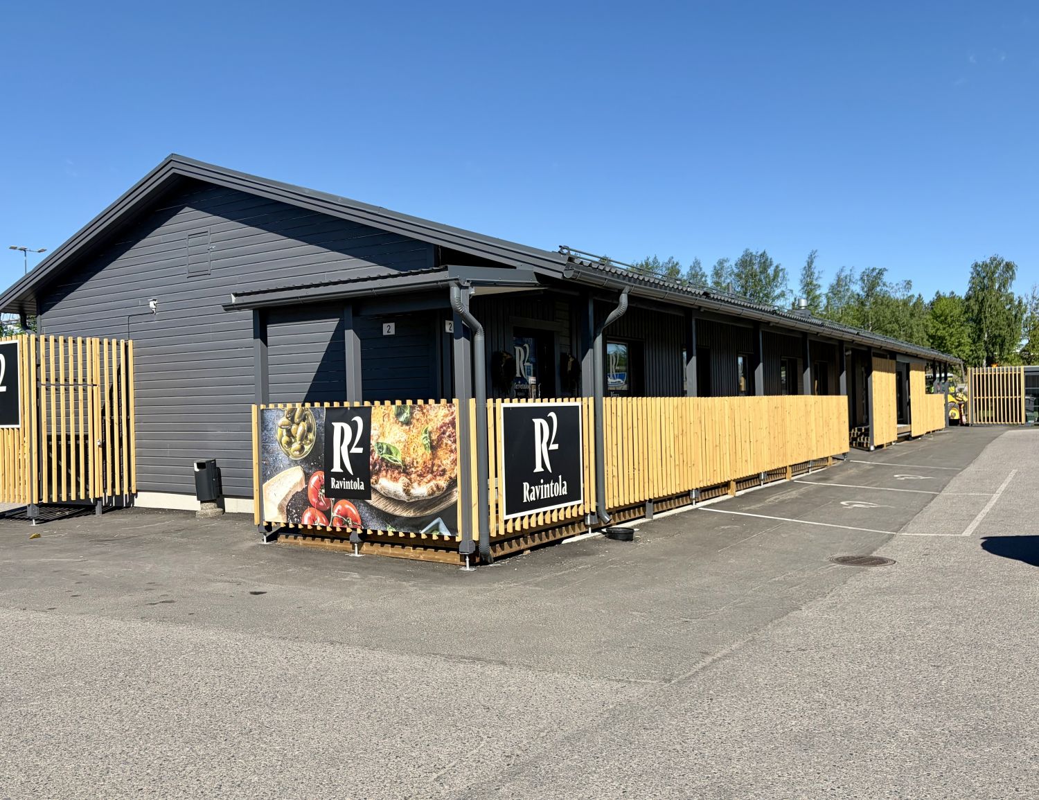 Nyt vuokrattavissa hyväkuntoinen lounasravintolatilat Helsinki-Vantaan lentokentän läheisyydestä. Tila on suunniteltu 50 asiakaspaikalle ja tilan keittiölaitteet ja kalusteet eivät sisälly vuokraan, mutta edellinen toimija voi myydä ne tarvittaessa. Rahtitie 2 sijaitsee erinomaisella paikalla Hels...