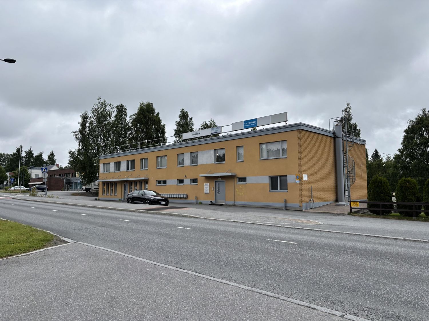Ylöjärven keskustasta tämä toisen kerroksen siisti toimistohuoneisto on heti vapaa uudelle toimijalle. Parveke ja ikkunat pohjoiseen takapihan yli Vaasantielle päin. Käynti porrashuoneen kautta, ei hissiä. Vuokra on 480€/kk alv. 0%. Vuokraan ei lisätä arvonlisäveroa, tila ei ole arvonlisäverovelvo...