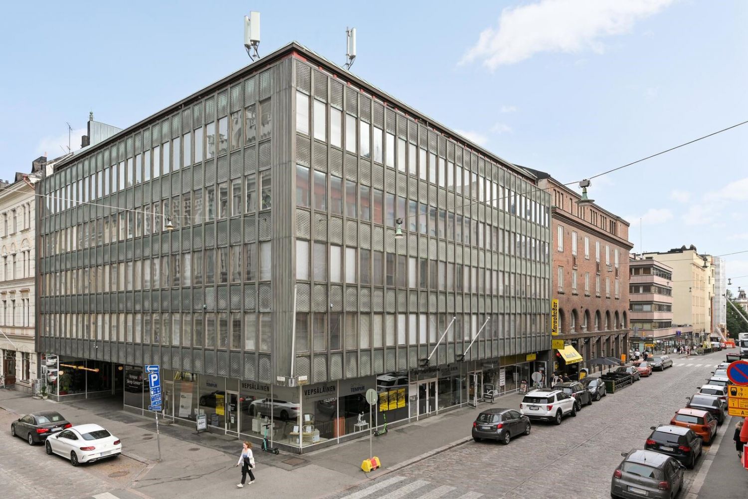 Vuokrattavana liiketila erinomaisella sijainnilla Kampissa -Annankadun ja Eerikinkadun kulmauksesta.Tarjolla siistikuntoinen tila toimistotalon 5. kerroksesta.Tämä tila tarjoaa hyvät puitteet yrityksen toiminnalle keskeisellä ja helposti saavutettavalla paikalla. Ikkunat avautuvat Annankadun suu...
