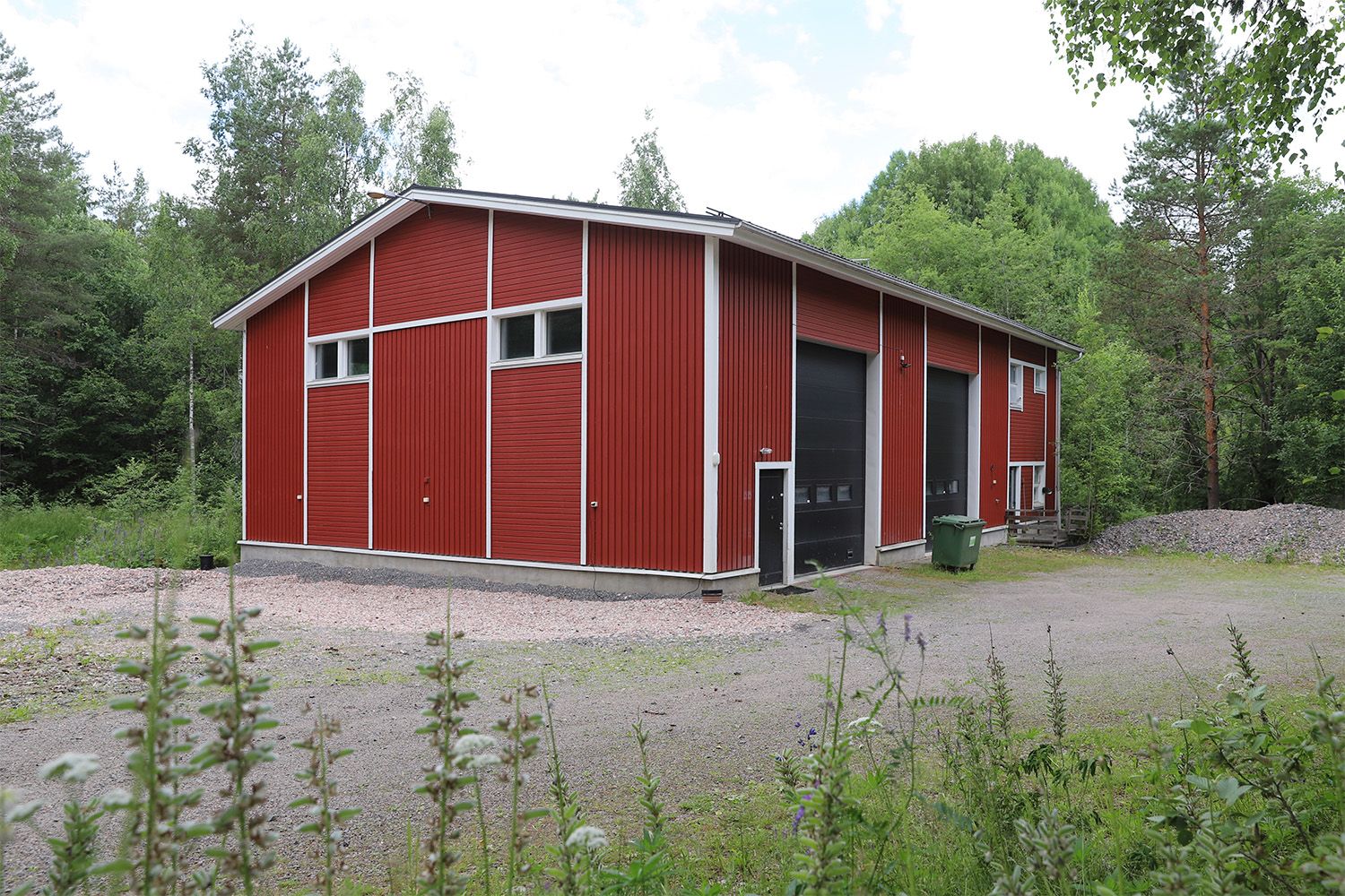 Moneen soveltuva hallirakennus vuokrattavana Espoon Viiskorvessa!