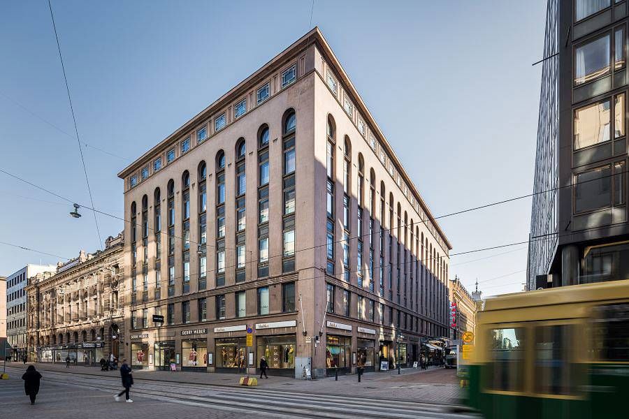 Huippusijainnilla oleva liiketila Kluuvikatu 3:n historiallisessa arvokiinteistössä Helsingin ydinkeskustassa.