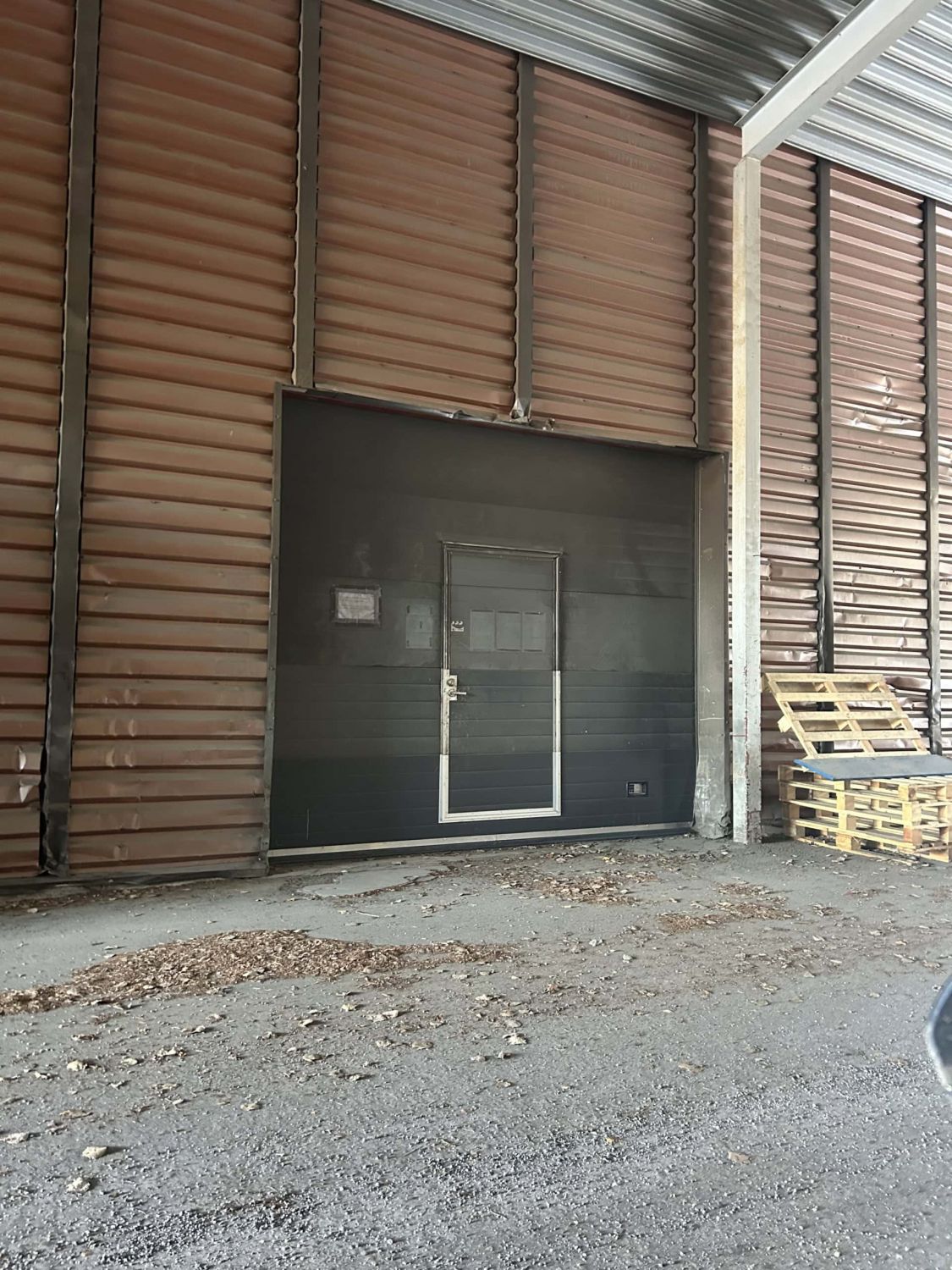 Heti vapaa varastotila 125m2.Kuiva ja lämmin.Valaistus uusittu.Sovi esittelysi.Iso asfaltoitu piha-alue. Kohteella ei ole lain edellyttämää energiatodistusta.