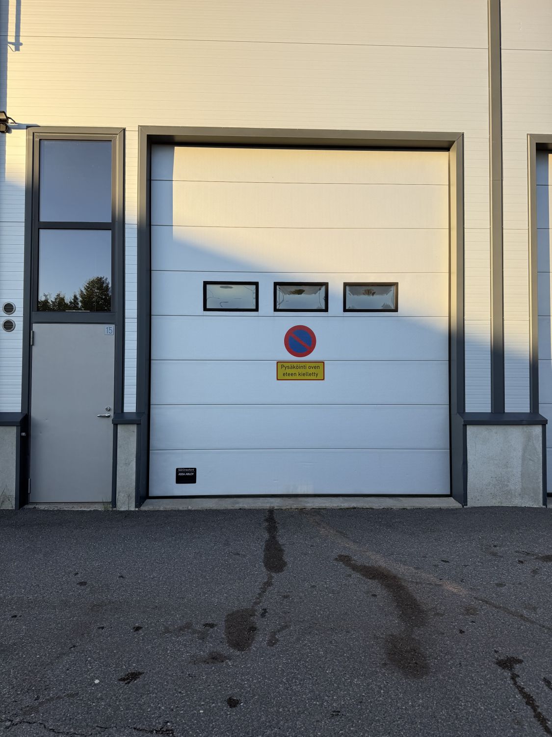 Hyvällä sijainnilla oleva tuotanto- / varastotila. Tilassa korkea sähkökäyttöinen nosto-ovi 3,7 x 4,8 m , hiekanerotuskaivo, WC, voimavirtapistorasiat, tilava parvi / varastohylly, paineilma.Käytetty sähkö ja vesi laskutetaan erikseen.