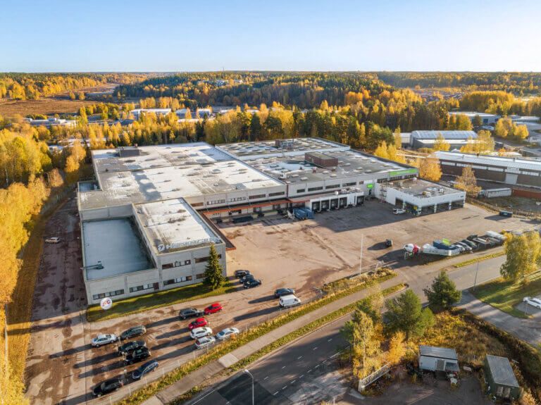 7246 m²:n varasto-/tuotantotila Espoossa Kauklahden teollisuusalueella.