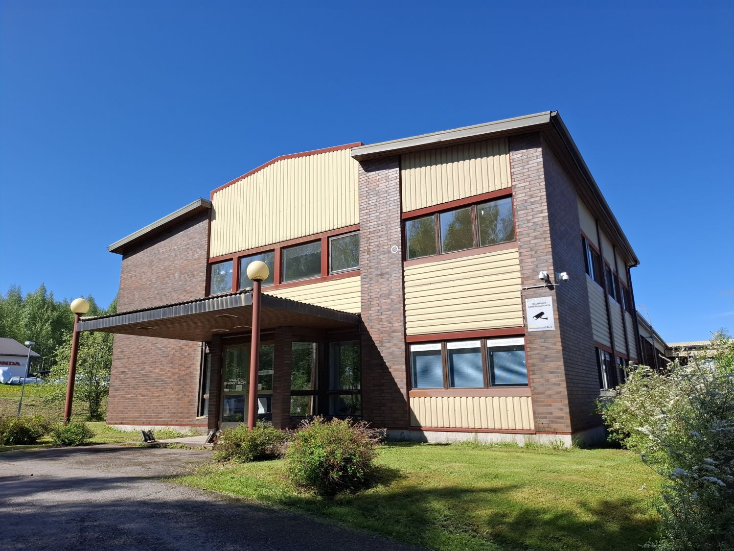 Jämsän Manulassa vuokrattavana toimistohuoneita ja tuotanto- sekä varastotiloja!Kiinteistön yläkerrassa vuokrattavana toimistotila (n.82 m²), jossa on neljä toimistohuonetta, wc sekä eteistila, johon voi tehdä pienen taukotilan, vuokra 515 €/kk, alv 0%. Lisäksi kiinteistöstä löytyy tuotanto- ja ...