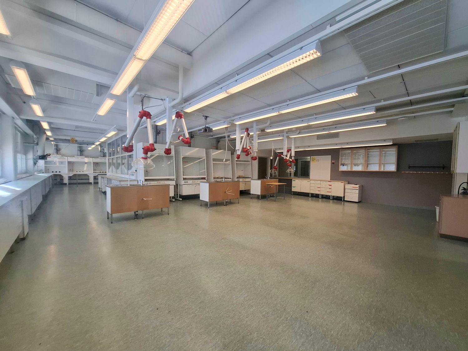 Jämsänkoskella Koulutiellä vuokrattavana n.150 m² luokkahuone. Tilaa voi hyödyntää monenlaiseen käyttöön mm. varasto- /harrastetilaksi. Mahdollisuus myös wc-tilojen käyttöön. Tiloissa toiminut aiemmin ammattiopisto Gradia. Vuokrat 3,50€ - 4,50€/m², riippuen tilasta ja tilan käytöstä. Lämmitys, vesi ...