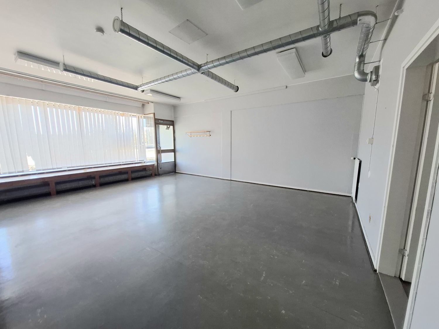 Jämsän keskustassa Seppolan sillan pielessä vuokrattavana n.55 m² liiketila, jonka isot ikkunat on Keskuskadulle päin. Tila soveltuu moneen käyttöön, niin myymäläksi kuin toimistokäyttöönkin. Liiketilan takaosassa on erillinen huone, jonka yhteydessä wc sekä kulku eteisen kautta ulos.Vuokra 390 €/...