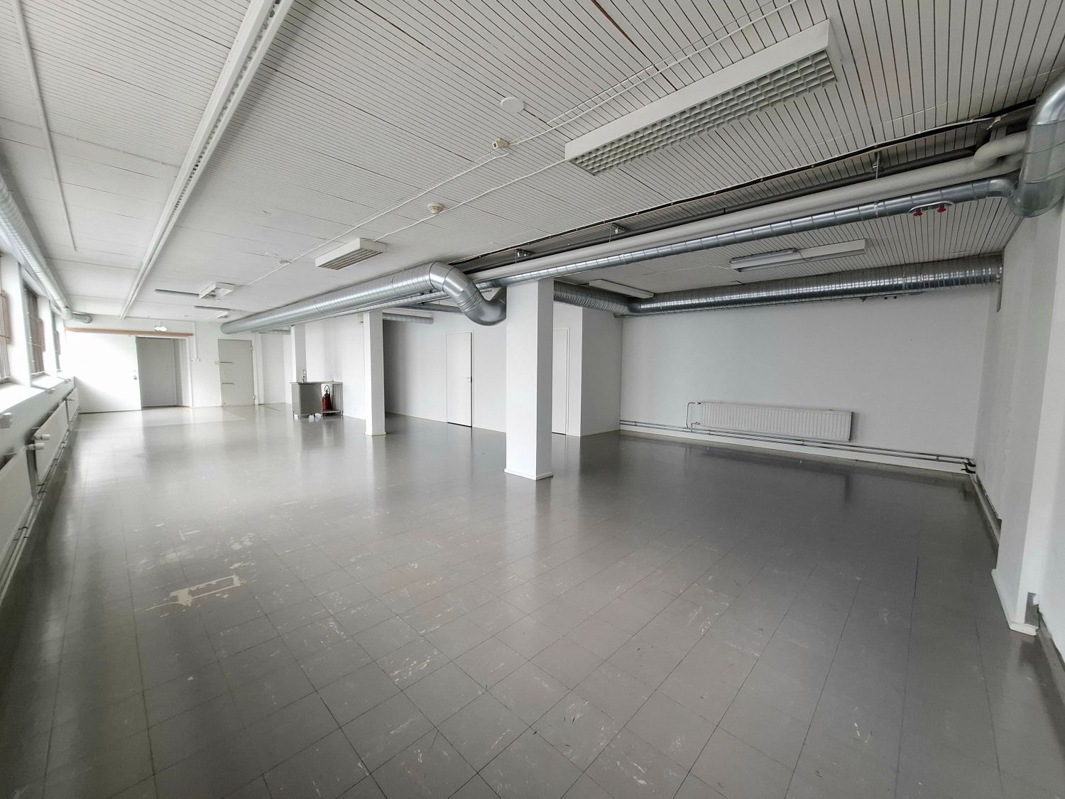 Jämsän keskustassa, Koskentie 3 sisäpihalla vuokrattavana n. 140 m² liike-/toimitila, joka soveltuu mm. harraste- tai opetustilaksi. Avaraan isoon tilaan on esteetön kulku ja tila on n.16 m pitkä. Tähän toimitilaan on rakennettu taukohuone, jossa suihkukaappi, sekä erillinen wc. Mahdollisuus vuokrat...