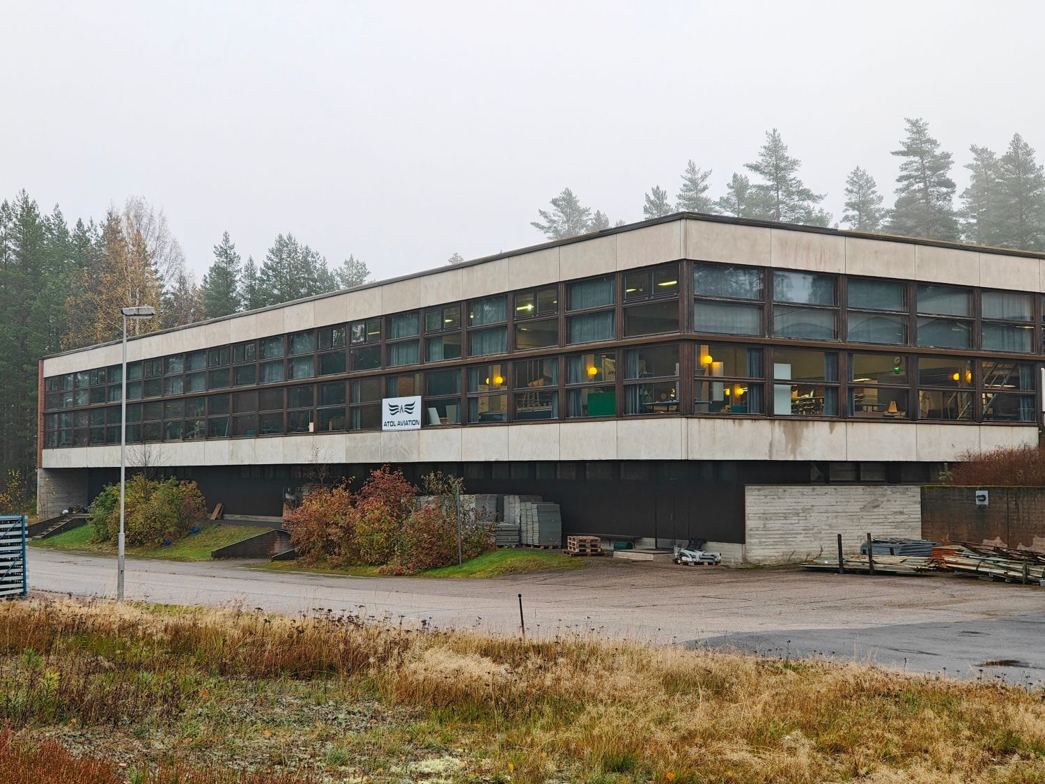 Myynnissä on monipuolinen tuotantotila Jämsän Hallissa, joka tarjoaa erinomaiset puitteet  monenlaiseen toimintaan. Tämä entinen ruokala / sotilaskoti on valmistunut vuonna 1972. Rakennus on kaksikerroksinen, ja sen kokonaispinta-ala on 5640 neliömetriä. Ensimmäisessä kerroksessa on 5 metriä korkeaa...