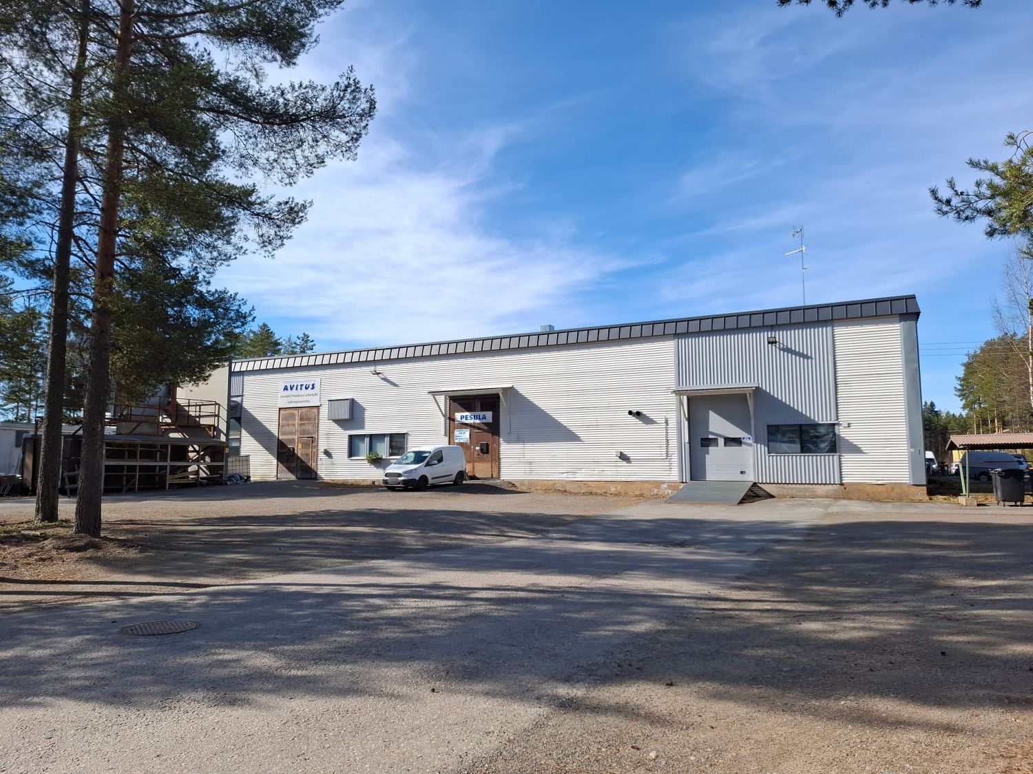 Jämsänkoskella Myllymäessä vuokrattavana n.460 m² tuotantotila, joka on heti vapaana uudelle toimijalle! Tila ollut puusepänverstaana ja se soveltuu monenlaiseen tuotantokäyttöön. Tilojen yhteydessä muutama varasto- /työhuone sekä sosiaalitilat ja parvi.Vuokra 2668 €/kk + alv 25,5 %. Sähkö kulutuk...
