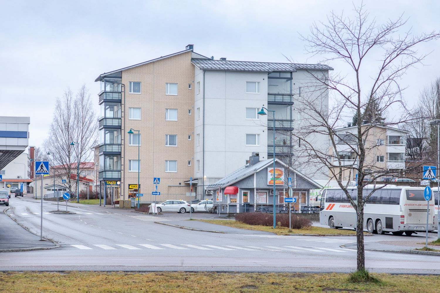 Nopeasti vapautuva liiketila 2008 rakennetussa taloyhtiössä, jossa on valoisa tila toimintaan sekä erillinen keittiötila ja wc. Lämmin iso varastohuone ja hyvät parkkitilat. Huoneiston yhteydessä on mahdollista ostaa autokatospaikka erillisellä osakekirjalla, hoitovastike 9,50 e/kk. Liikehuoneiston ...
