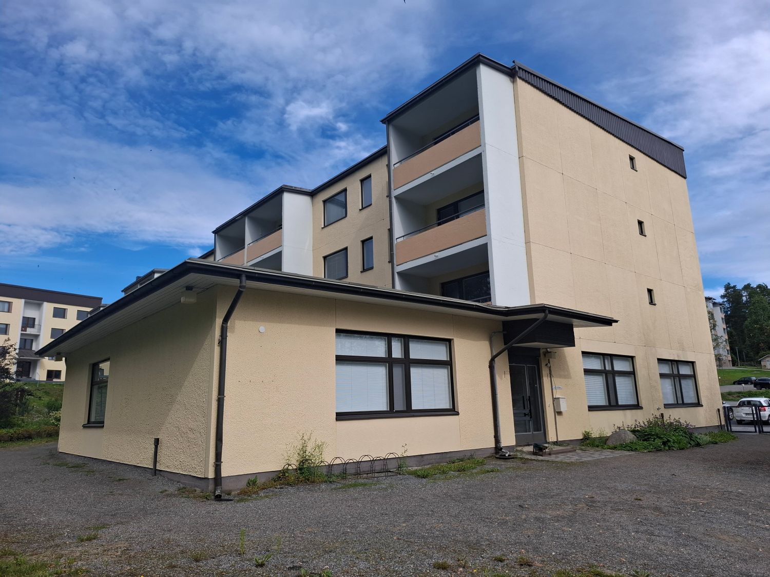 Jämsän Palomäessä vuokrattavana siistikuntoinen 459 m² liikehuoneisto, jossa aiemmin toiminut päiväkoti. Tilat soveltuvat myös muuhun käyttöön ja mahdolliset muutostyöt ovat neuvoteltavissa. Tilassa useampi erillinen reilun kokoinen huone, sekä lisäksi talouskeittiö, toimistohuoneita ja pukuhuonetil...