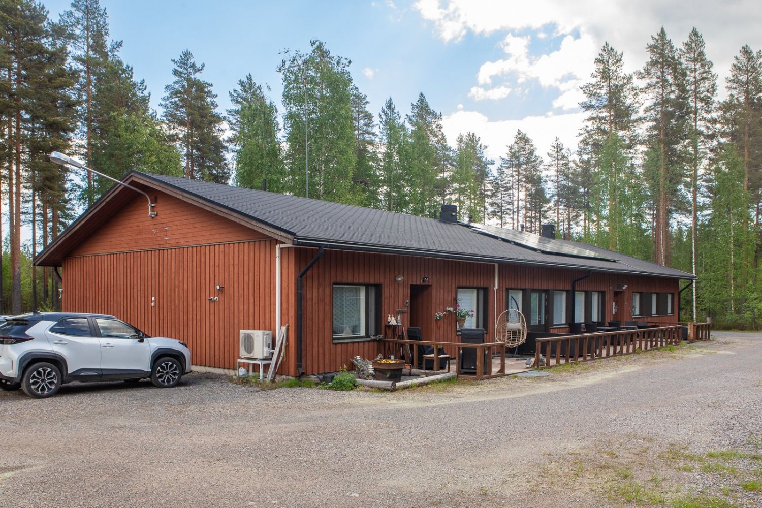 Tutustu tähän monipuoliseen tilaan Jämsän Haaralankankaalla.Talo koostuu keskellä sijaitsevasta juhlatilasta, joka on remontoitu v. 2019 katosta lattiaan. Juhlatila on tilava ja valoisa, täydellinen erilaisiin tapahtumiin tai vaikka yritystoimintaan ja sen yhteydessä on toimiva teollisuuskeittiö k...