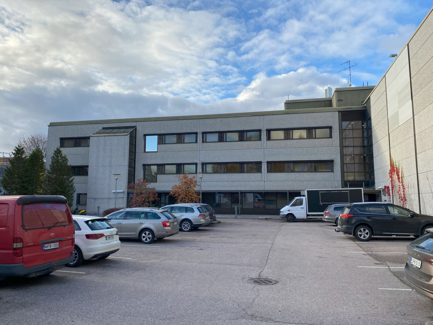 Kyseinen tila koostuu suuresta keittiöstä ja erillisestä toimisto- ja varastotilasta.  Mekaanikonkatu 1 sijaitsee Helsingin Herttoniemessä. Paikalle pääset helposti niin julkisilla kuin omalla autolla. Julkisten liikennevälineiden osalta kohteen lähettyvillä on bussi- ja metroyhteydet ja alueella ...