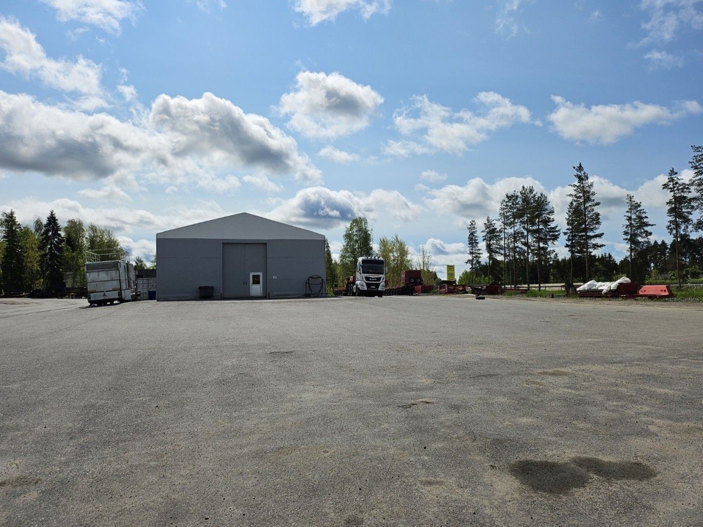 Vuokrattavana asfaltoitu tontti n. 10.000 m² ja pressuhalli 500 m² 