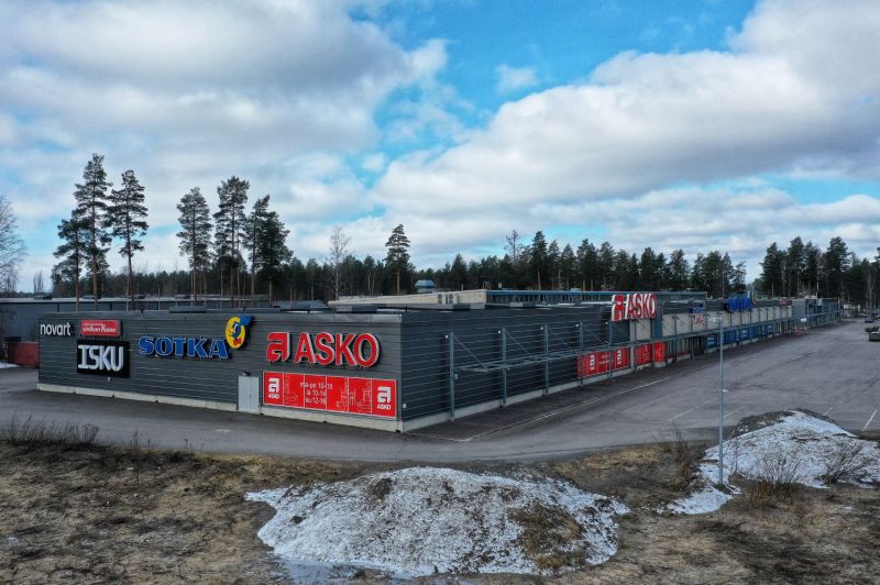 Vuokrataan näkyvä monipuolinen kauppapaikka Raatekankaan liikealueelta. Pihatilaa on myös mahdollista laajentaa. 