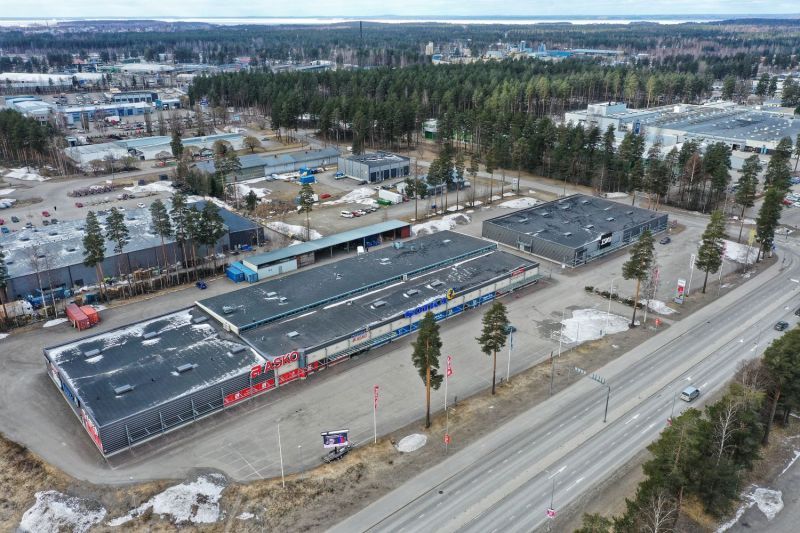 Vuokrataan näkyvä monipuolinen kauppapaikka Raatekankaan liikealueelta. Pihatilaa on myös mahdollista laajentaa. 