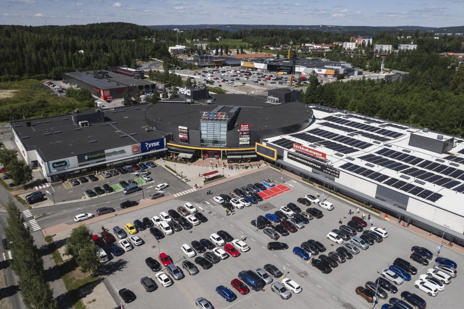 Vuokrataan liike-/myymälätilaa uudistetusta Kauppakeskus Veskasta, jossa vierailee vuosittain 3 miljoonaa kävijää. Veska sijaitsee kehittyvällä ja hyvämaineisella Partolan kauppa-alueella Citymarketin ja Prisman välissä.