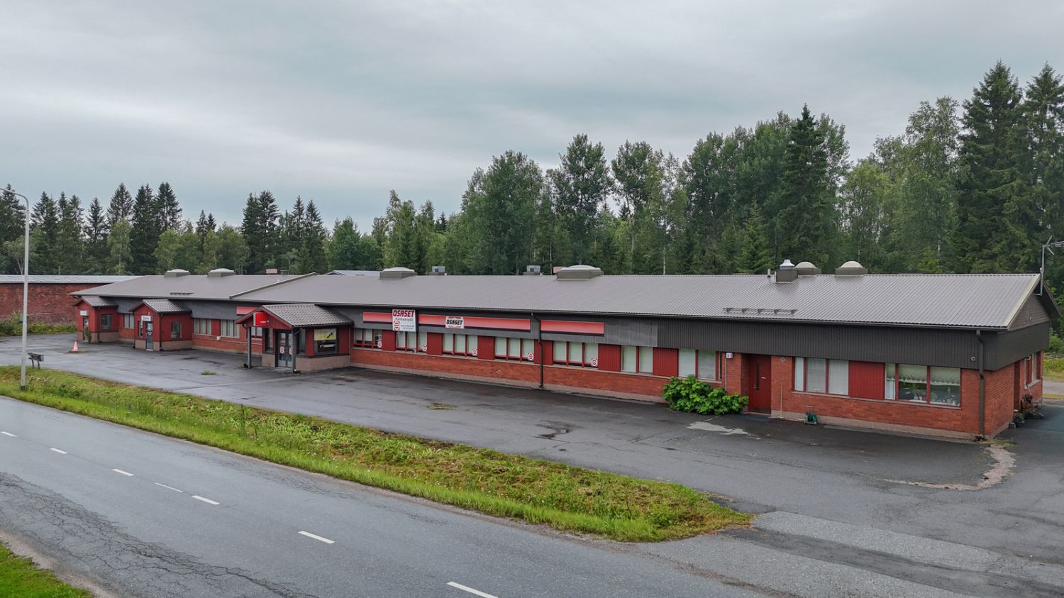 Myydään huutokaupalla, huutokaupat.com-sivulla!Liikerakennus hyvin saavutettavissa olevalla sijainnilla, Kankaanpään Myllymäessä.Vuonna 1970 valmistunut täystiilirakenteinen rakennus.Kerrosala noin 982 nelilötä. Rakennuksessa kolme liike-/hallitilaa ja kaksi asuntoa.Jokaisessa liiketilassa...