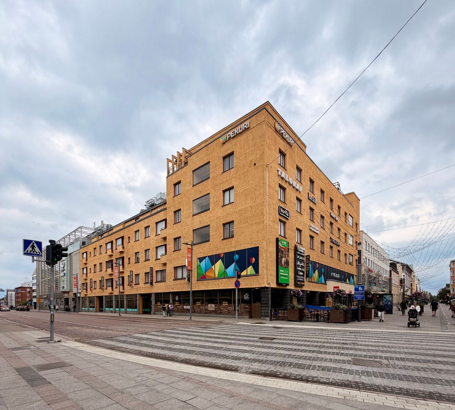 Vuokrattavana toisen kerroksen liiketila!Funkkistyylisestä tilasta saa näyttävän kokonaisuuden oli se sitten ravintola tai toimisto. Tiloissa toimi aiemmin yökerho, joten ravintolainfraa on jo osittain olemassa.Kauppakortteli Pekuri sijaitsee aivan Oulun ydinkeskustassa kävelykadun varrella.Ot...