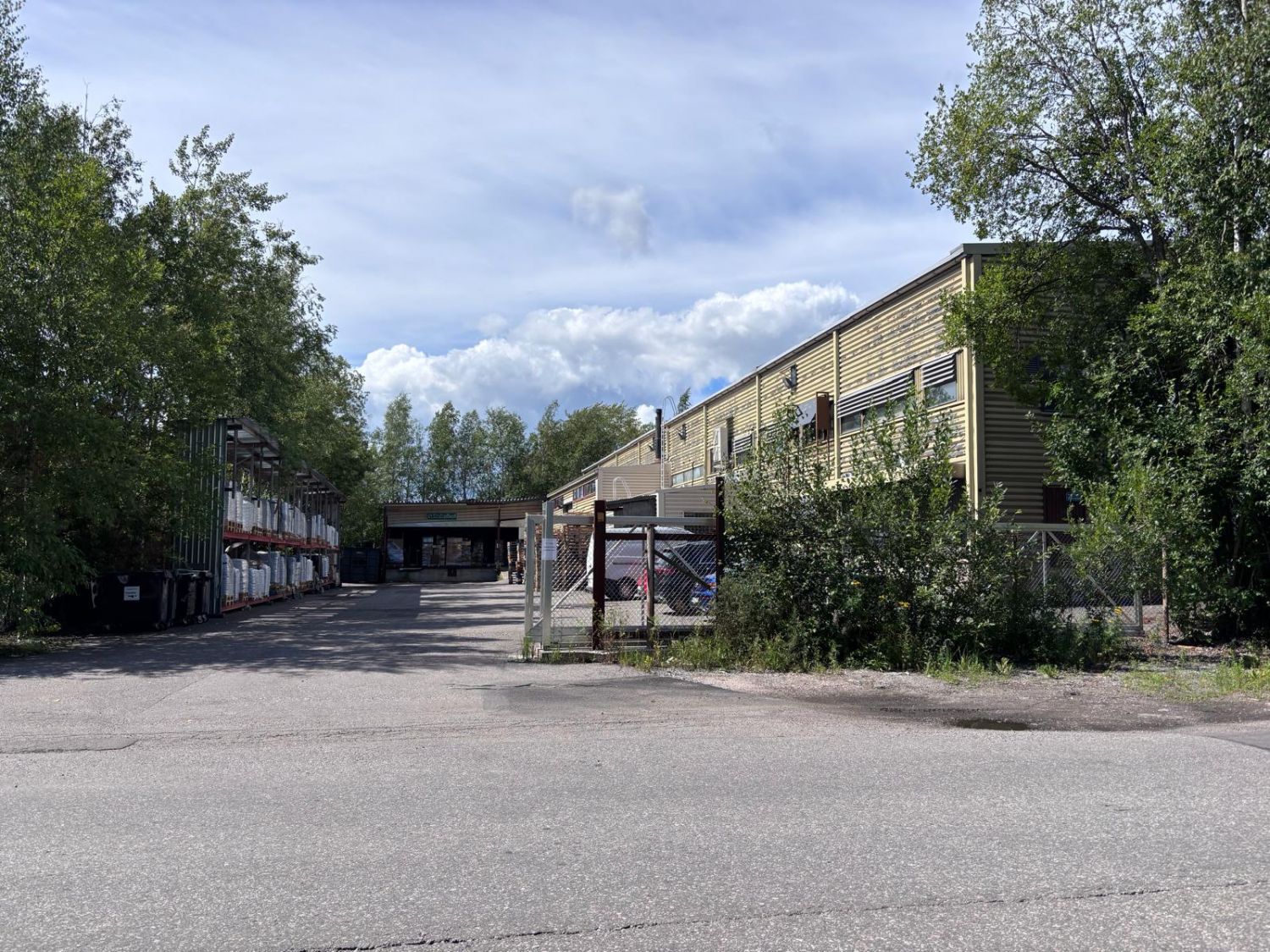 Halli-/varastokiinteistö vuokrattavana Tattarisuolla – erinomainen sijainti ja aidattu piha