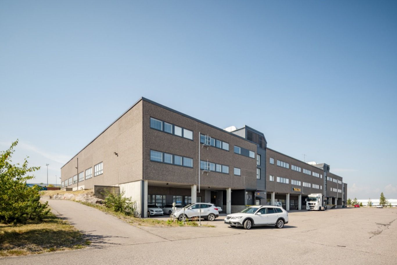Tikkurilantie 146 sijaitsee näkyvällä paikalla Vantaan Viinikkalassa, Postin jakelukeskuksen vieressä. Kohteesta on erin...