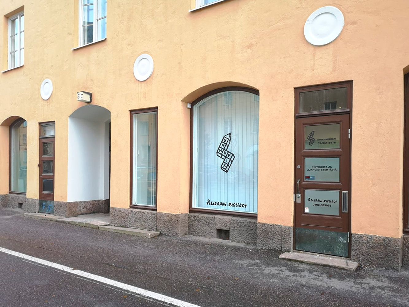 Myydään tai vuokrataan katutason liikehuoneisto Helsingin keskustassa!