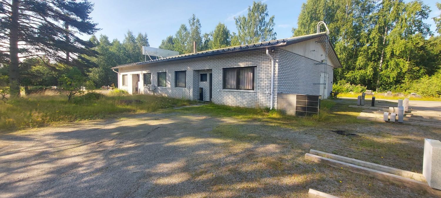 Kivivalmisteen toimitilat. Piha aluetta noin hehtaari. Lisää sovittaessa. Yli 2 hehtaarin tontti.
Vapautuu lähiaikoina, ...