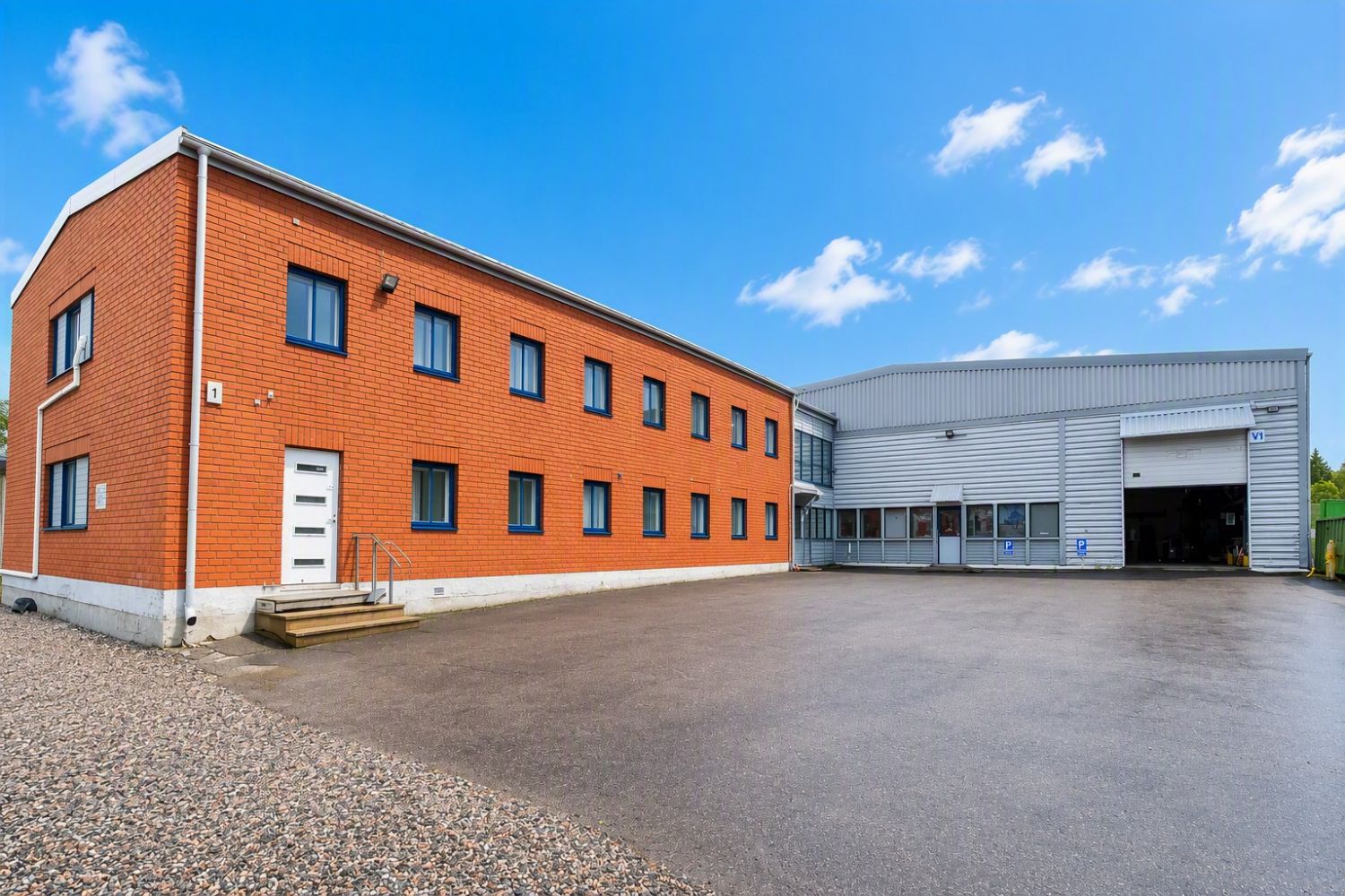 Vuokrattavana hyv&auml;kuntoinen rakennus, jossa noin 1000 m2 korkea nosto-ovellinen tuotanto- ja varastohalli, toimi...