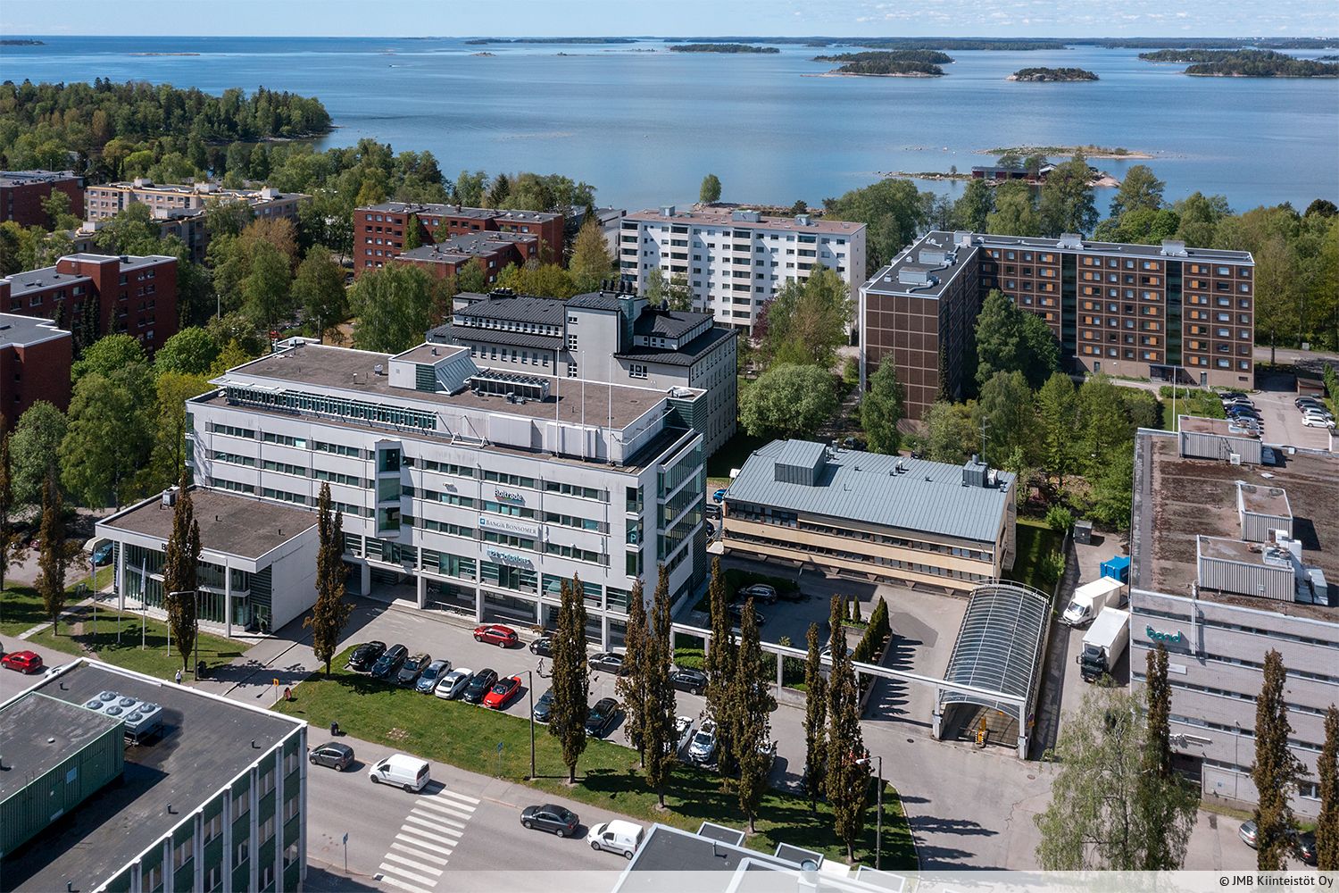 Viidennen kerroksen pieni toimistohuone Helsingin Itälahdenkadulla Lauttasaaressa hyvien kulkuyhteyksien varrella. Tila on siisti ja valoisa sekä kulunvalvottu. Vuokralaisille on yhteiskäyttöiset tauko- ja sosiaalitilat. Kiinteistö sijaitsee hyvällä paikalla lähellä metroasemaa ja palveluita. Vuokra...