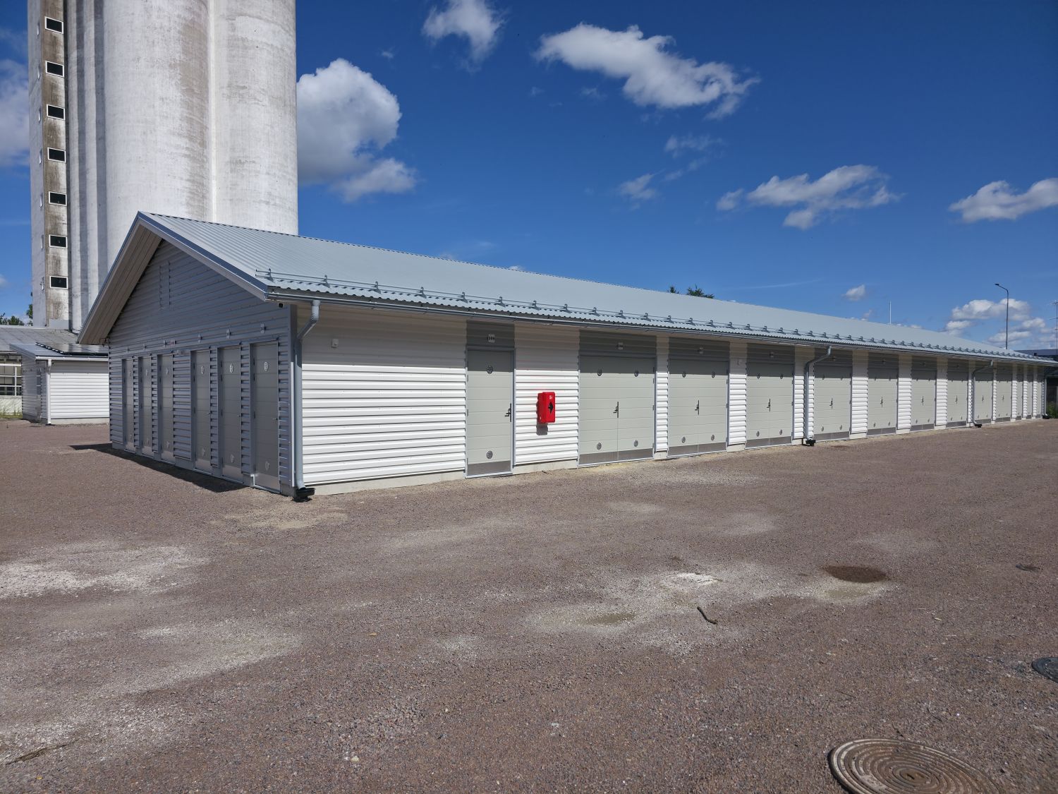 Varastoja 4-25m2. Kaikki varastot ovat lämpimiä, lämmitys ja sähkö sisältyy vuokraan. 
Vuokraukset: 044 299 0599 (myös W...