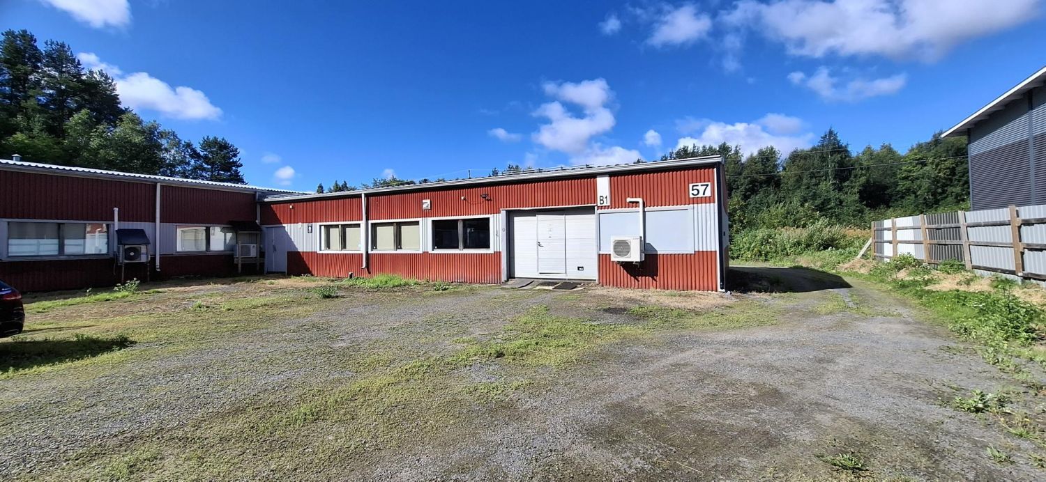Monipuolinen 142 m² hallitila isolla pihalla! Vuokrataan toimiva ja käytännöllinen 142 m² hallitila, joka sopii loistavasti varastointiin, tuotantoon tai harrastetilaksi. Tilan kruunaa suuri piha-alue, jossa on reilusti tilaa kalustolle ja ajoneuvoille.Tilat ja varustelu: Halliosa (n. 125 m²): Var...