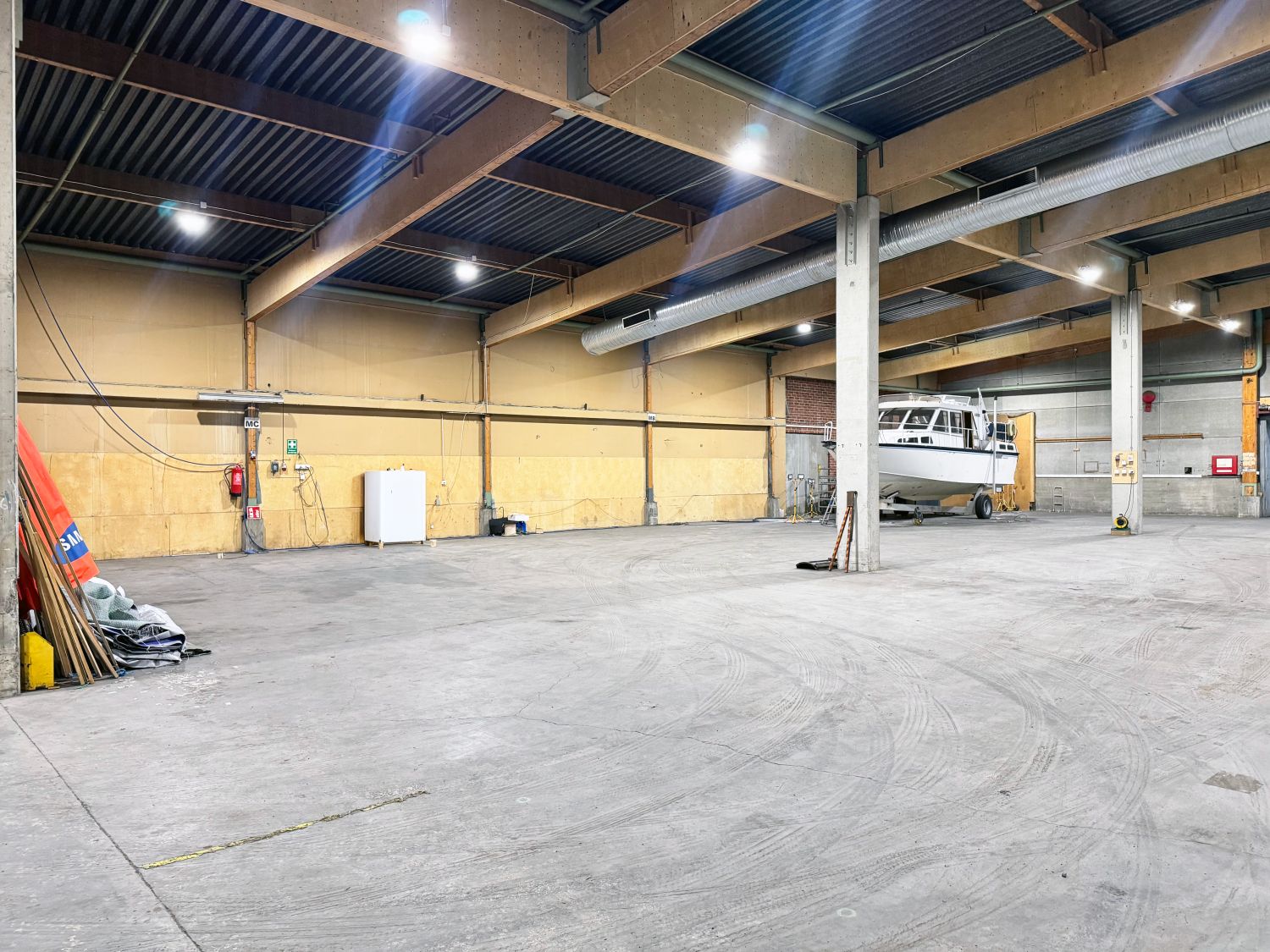 Vuokrattavana Säynätsalon sataman yritysalueella noin 900 m² lämmin ja avara varasto-/tuotantotila. Korkea, raskaan käyt...