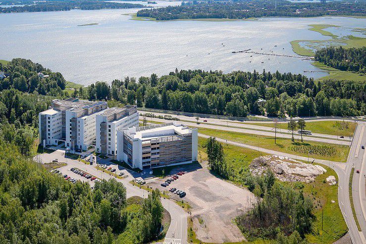 Vuokrattavana kahden kerroksen hyväkuntoista, tehokasta toimistotilaa.