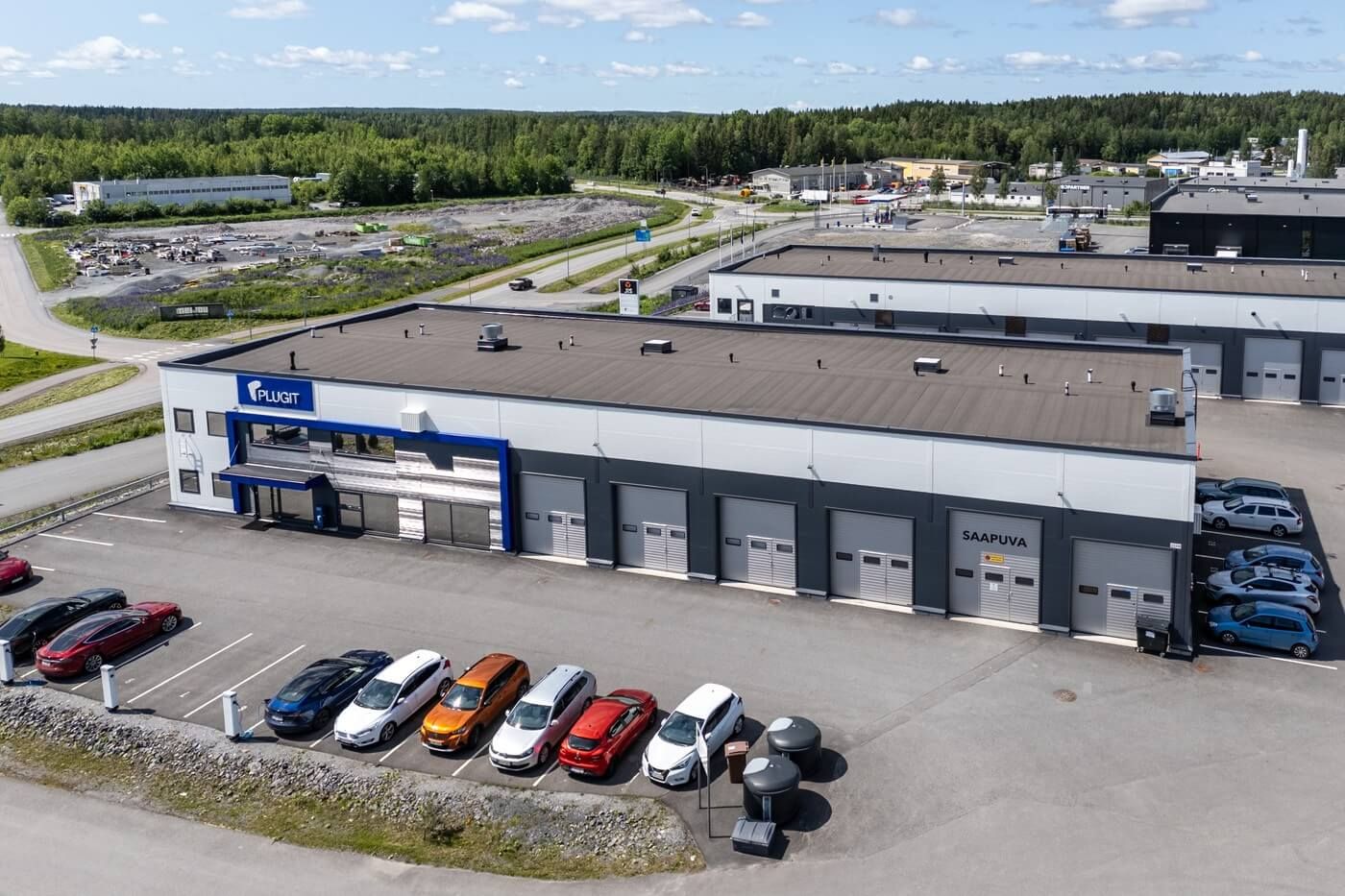 Korkea hallitila useammalla katutason nosto-ovella. Tila jaettavissa 1-3 käyttäjälle. Toimistotiloja on sekä hallissa et...