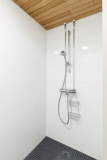 Suihku ja pukuhuone löytyvät tästä toimistosta
