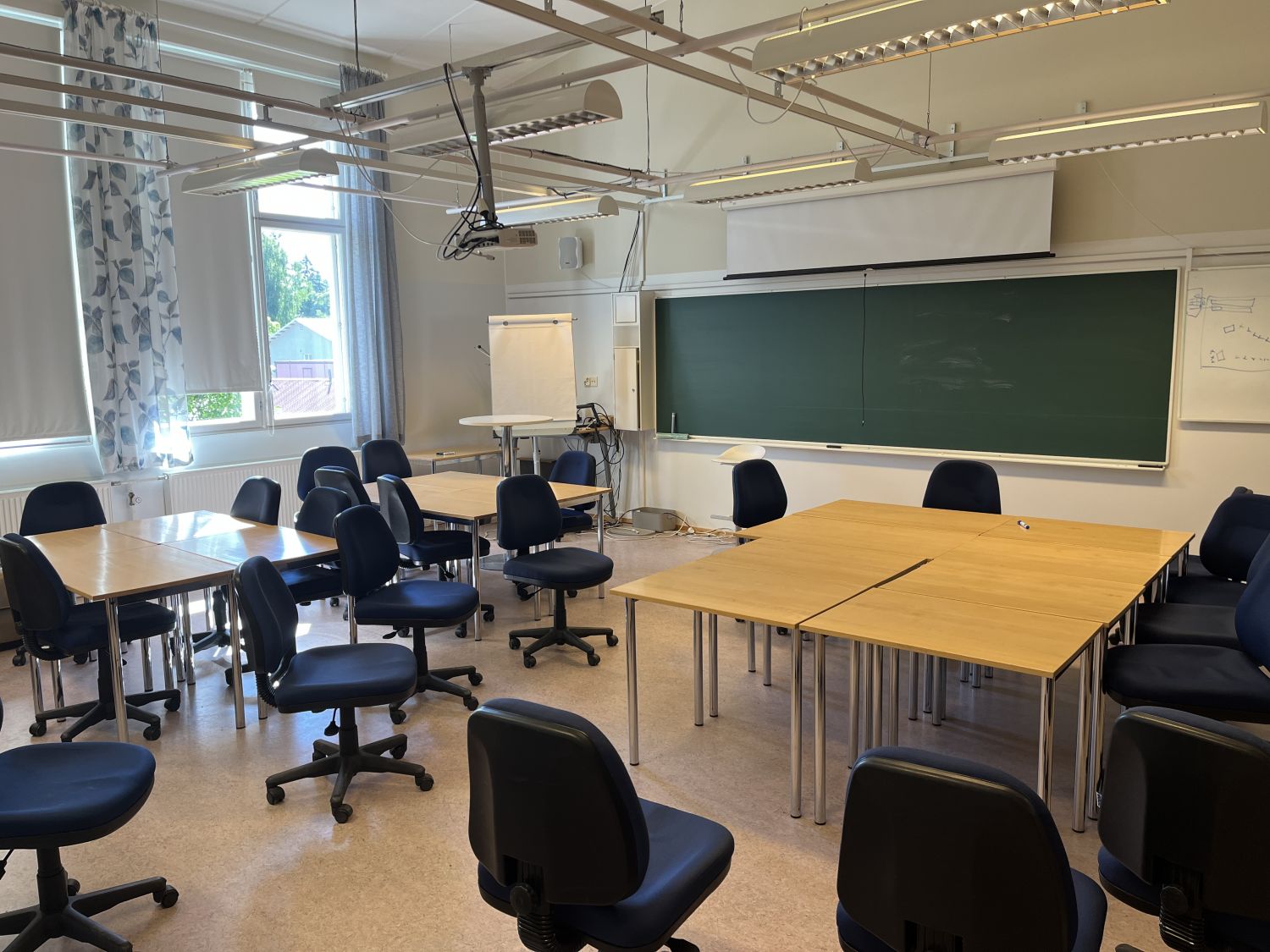 Poikkeuksellinen toimitila Sairaalankadulla! Kyse on luokkahuoneesta, joka soveltuu luonnollisesti koulutustilaksi, mutta toimii ihan hyvin myös avotoimistona. 