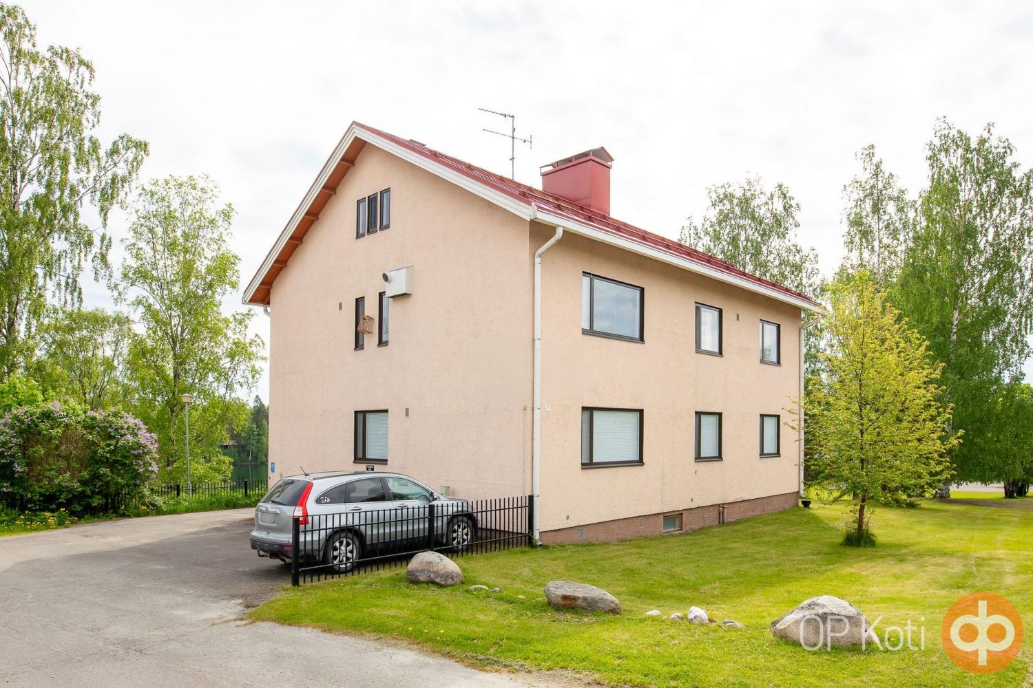 Harvoin tarjolla, pieni kerrostalo idyllisen maalaiskylän keskellä ja kuten kuva kertoo, talo on pienen lammen rannan läheisyydessä.Taloa on remontoitu ja kaikki pidetty hyvässä kunnossa.Neljä erillistä asuinhuoneistoa on valmiina vuokrattavaksi. Varaa oma esittelyaikasi ja tule tutustumaan!...