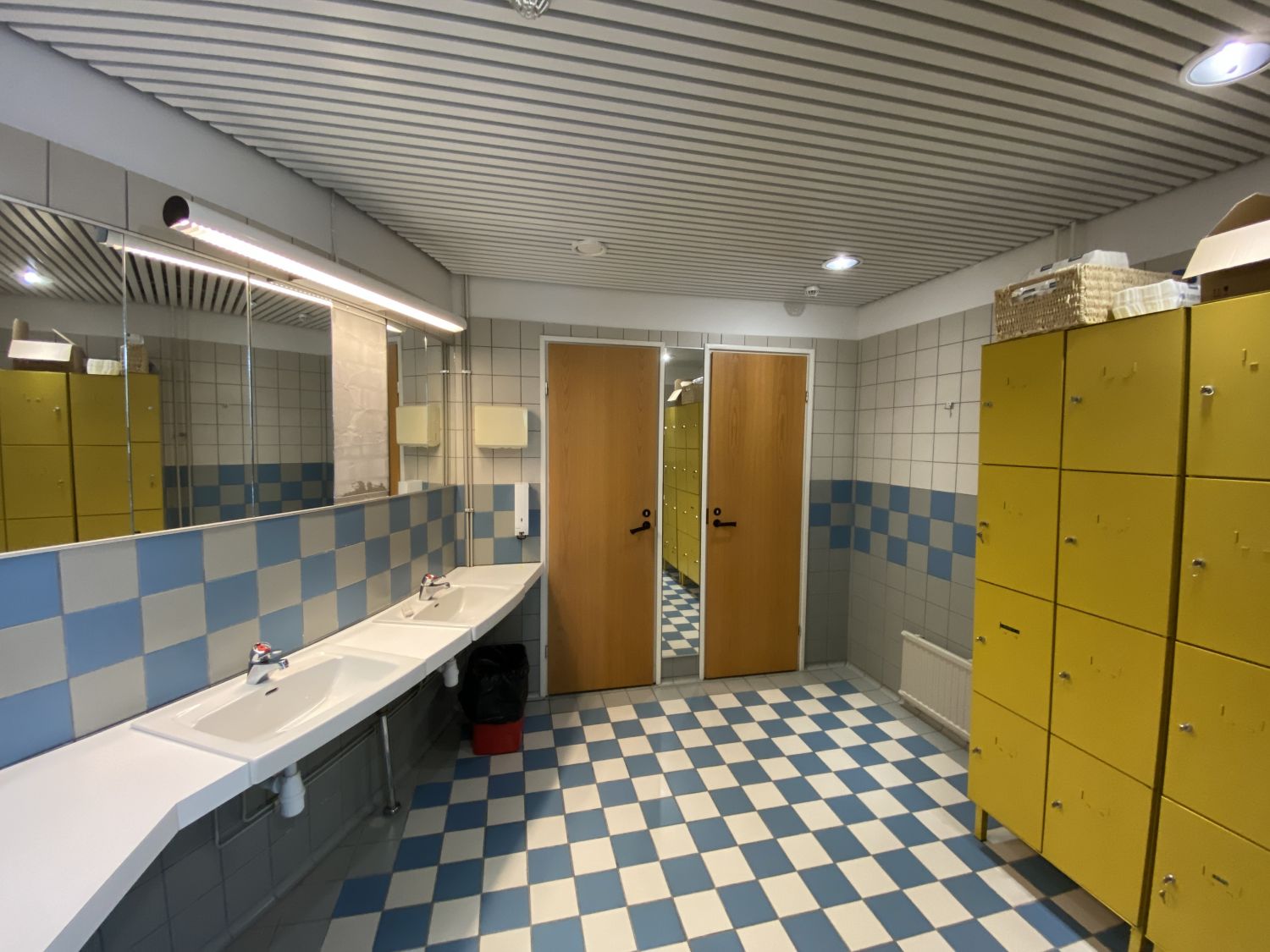 WC ja säilytyslokerot