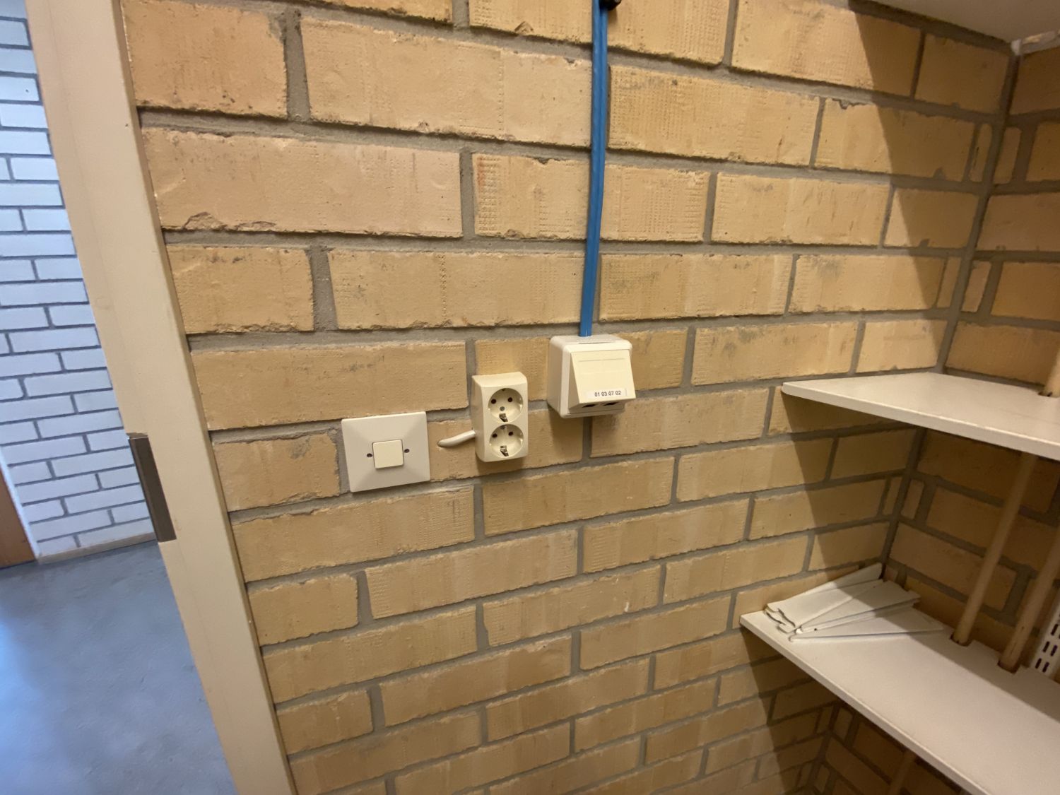 Yhdessä varastohuoneessa nettipistoke tulostimelle