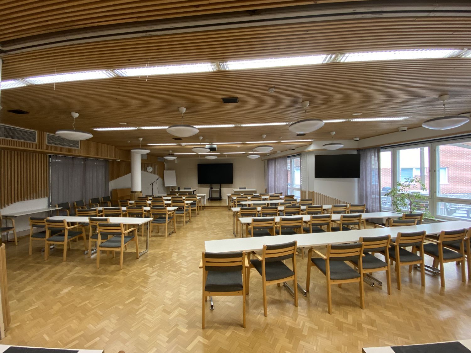 Yksi vuokrattavista kokoustiloista