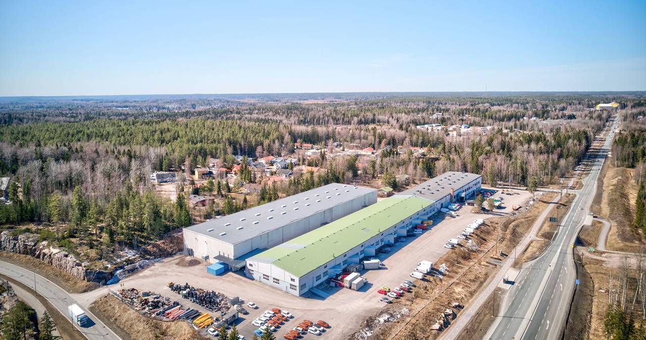Maantason 332 m²:n toimistotila Alaniementie 2:ssa Juvanmalmin teollisuusalueella.
