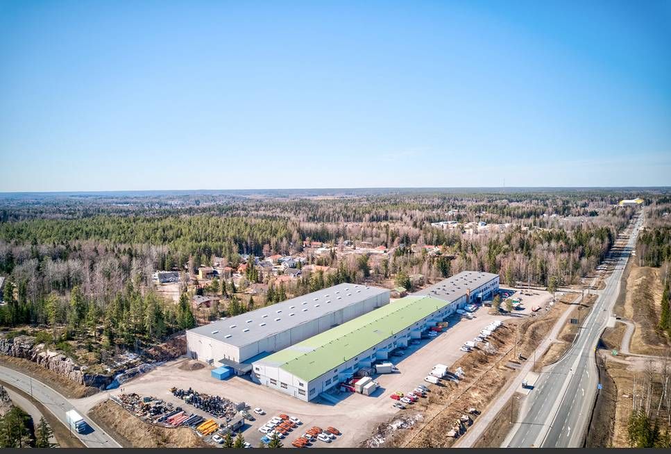 Maantason 150 m²:n toimisto/varastotila Alaniementie 2:ssa Juvanmalmin teollisuusalueella.