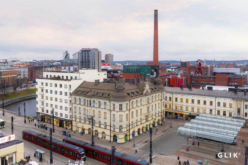 Vuokrataan ylimmän kerroksen toimistohuoneisto Tampereen ydinkeskustasta.

Pinta-ala on noin 264 - 319 m2 riippuen asiak...