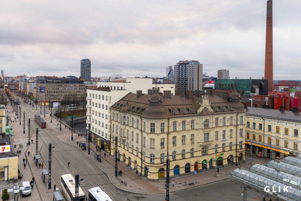 Näkymät huoneistosta keskustorille ja Tammerkoskelle