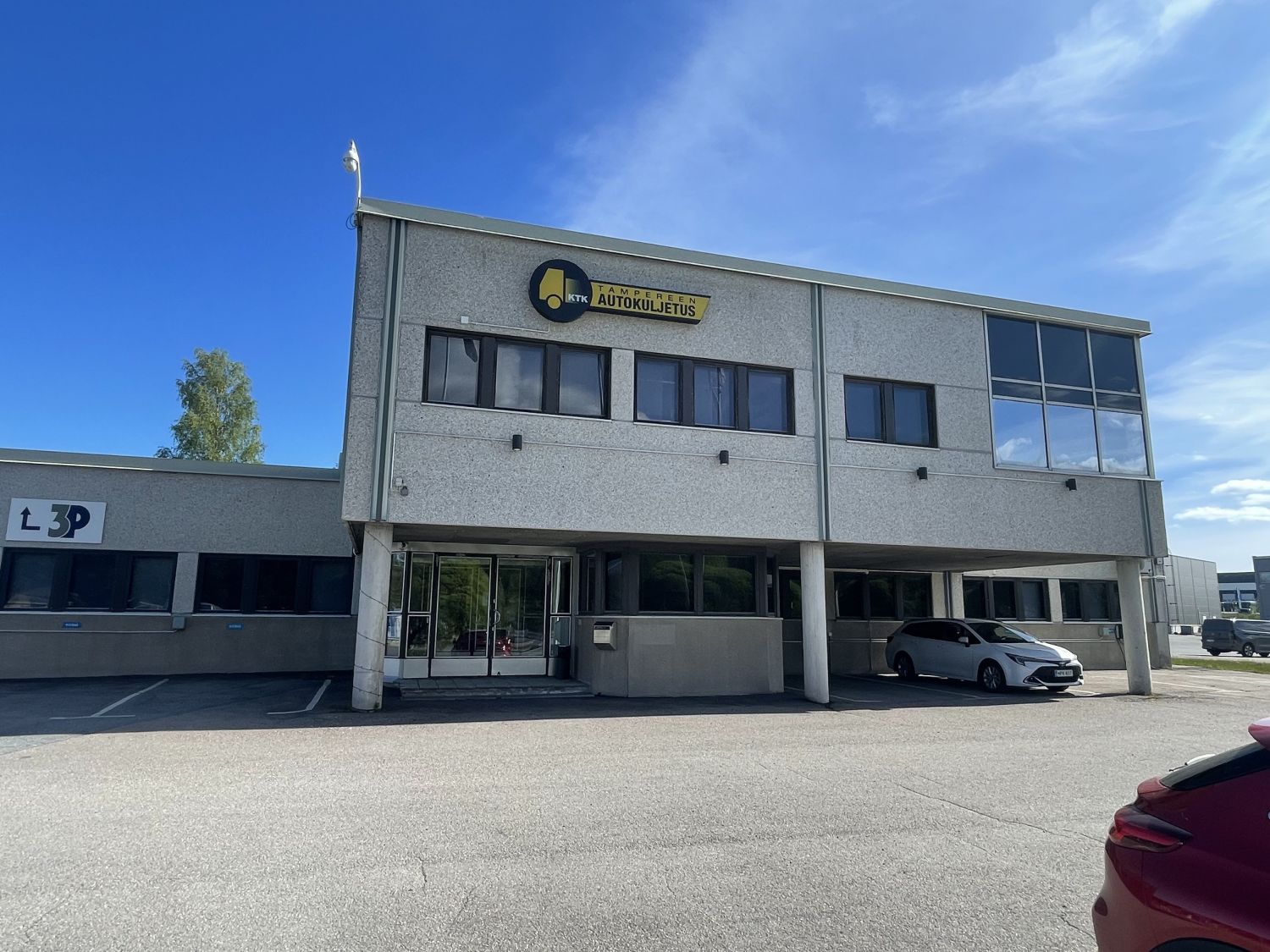 Valoisa ja monikäyttöinen toimitila hyvien liikenneyhteyksien varrella Pirkkalassa. Tila on palvellut pitkään toimistokä...